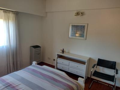 Departamento en alquiler en Pinamar. 3 ambientes, 1 baño y capacidad de 1 a 5 personas. A 150 m del centro