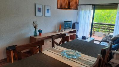 Departamento en alquiler en Pinamar. 3 ambientes, 1 baño y capacidad de 1 a 5 personas. A 150 m del centro