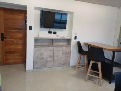 Departamento en alquiler en Pinamar. 2 ambientes, 2 baños y capacidad de 1 a 4 personas. A 50 m del centro