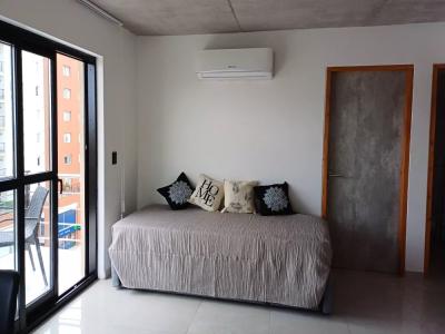 Departamento en alquiler en Pinamar. 2 ambientes, 2 baños y capacidad de 1 a 4 personas. A 50 m del centro