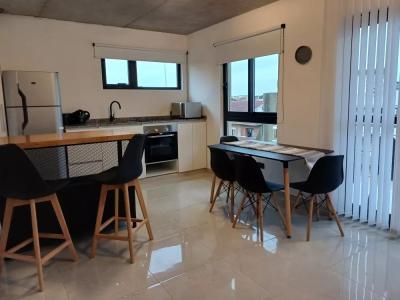 Departamento en alquiler en Pinamar. 2 ambientes, 2 baños y capacidad de 1 a 4 personas. A 50 m del centro