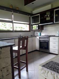 Casa en alquiler en Pinamar. 5 ambientes, 3 baños y capacidad de 2 a 8 personas. 