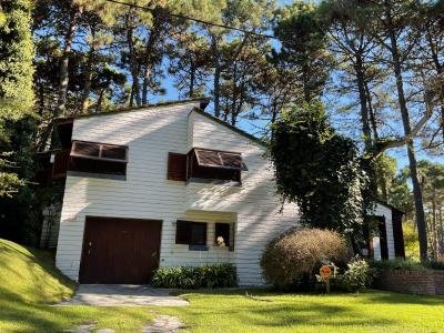Casa en alquiler en Pinamar. 12 ambientes, 4 ba&ntilde;os y capacidad de 1 a 12 personas. 