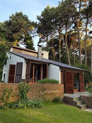 Casa en alquiler en Pinamar. 12 ambientes, 4 ba&ntilde;os y capacidad de 1 a 12 personas. 